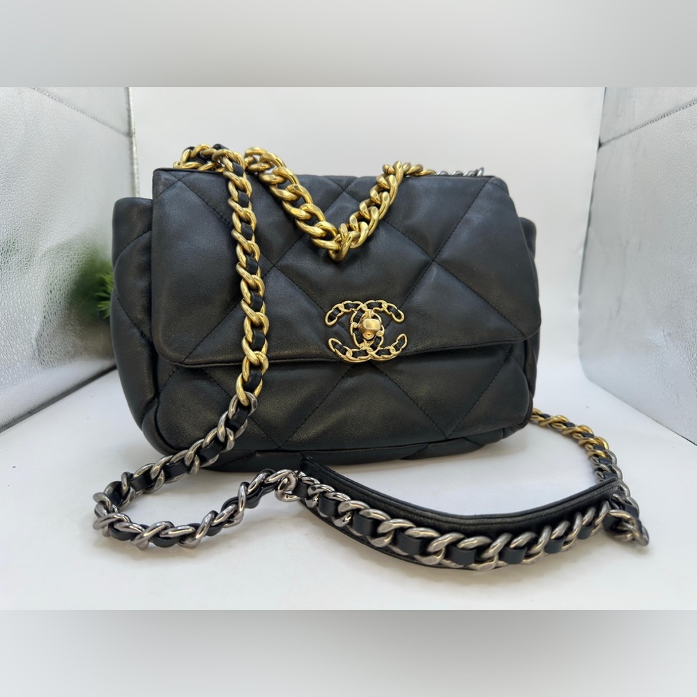💯% authentic CHANEL Maxi 19 Flap Bag